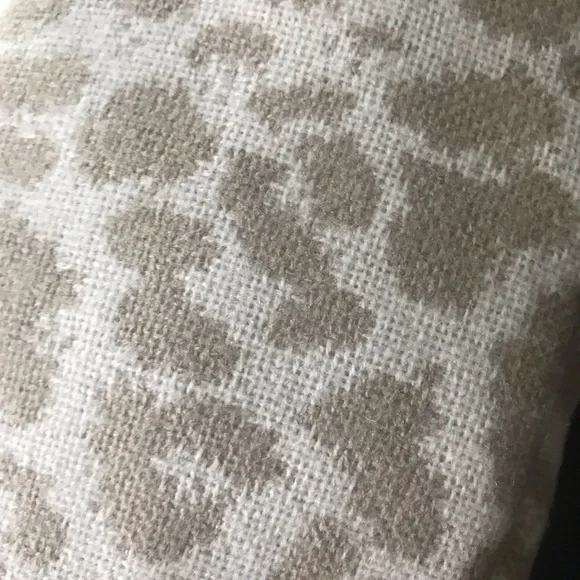 New Banana Republic Cheetah print fringed scarf/wrap - Picture 3 of 3